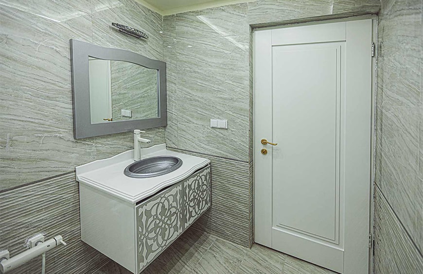 چرا درب PVC بهترین گزینه برای سرویس بهداشتی است؟